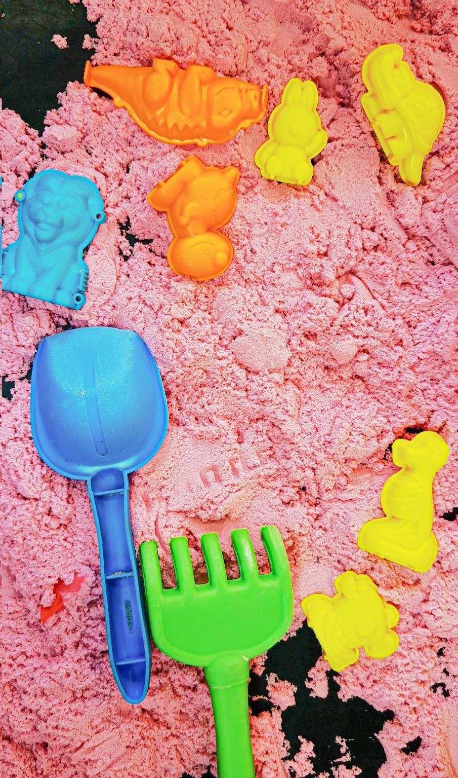 Kinetic sand with molds and shovels